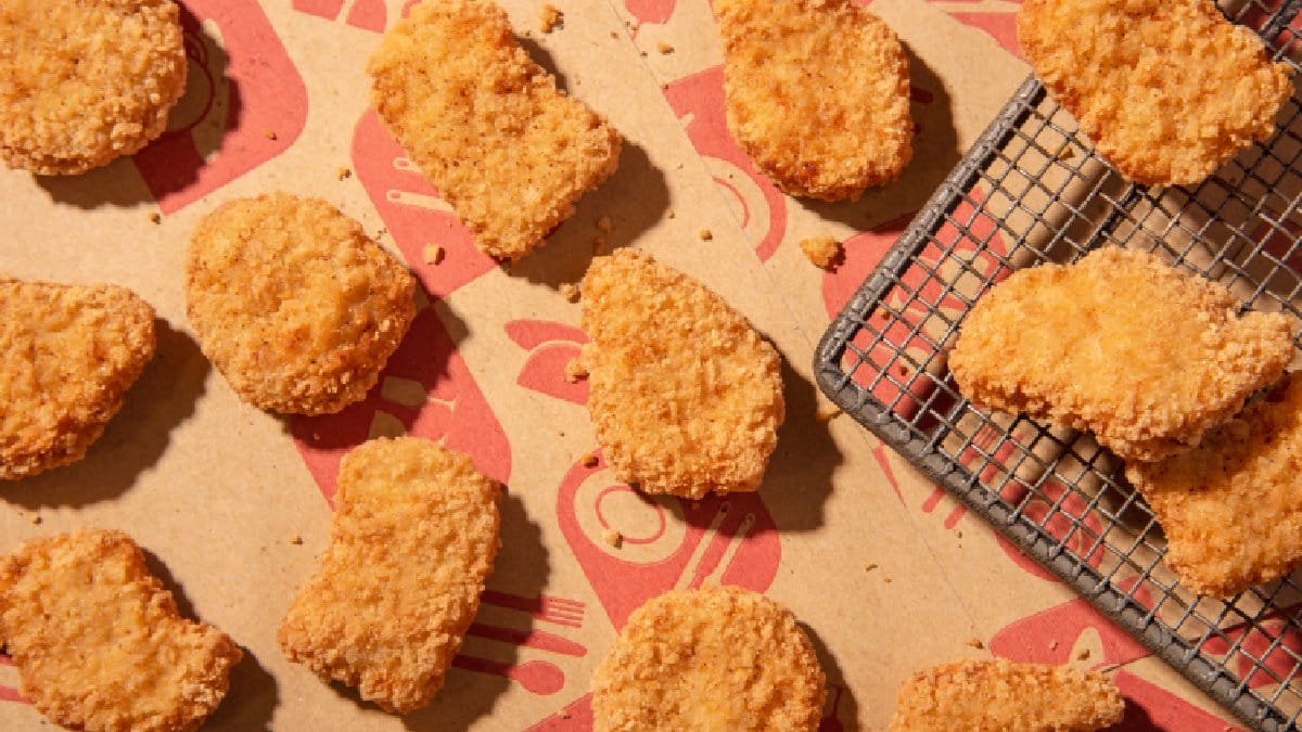 Além do frango, muitos nuggets contêm ingredientes como farinha, amido, aditivos químicos e até extratos de algas (Foto: Freepik)