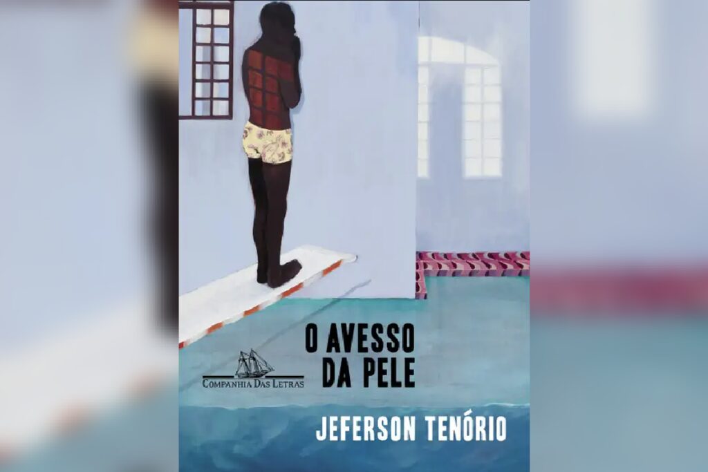 Homem negro em prancha de piscina dentro de uma casa