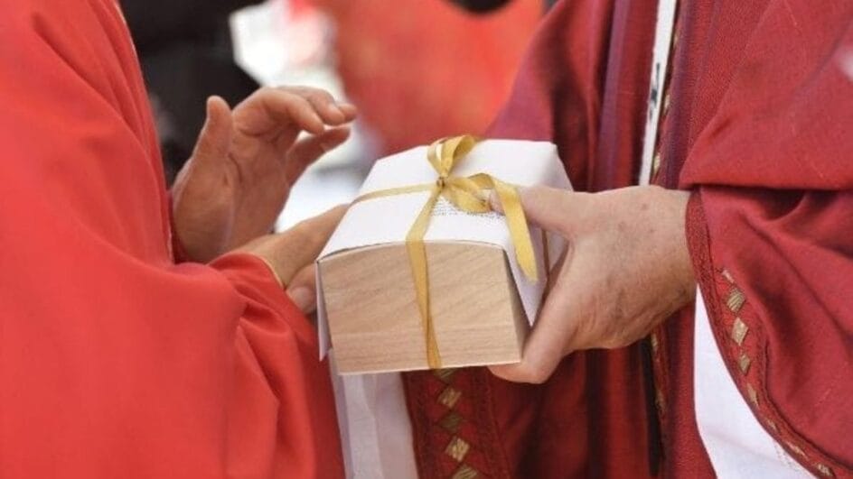 Pálio que será entregue por Papa Leão