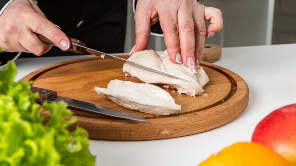 O corte correto faz toda difernça no preparo de um frango macio e suculento. Foto: Reprodução/Freepik