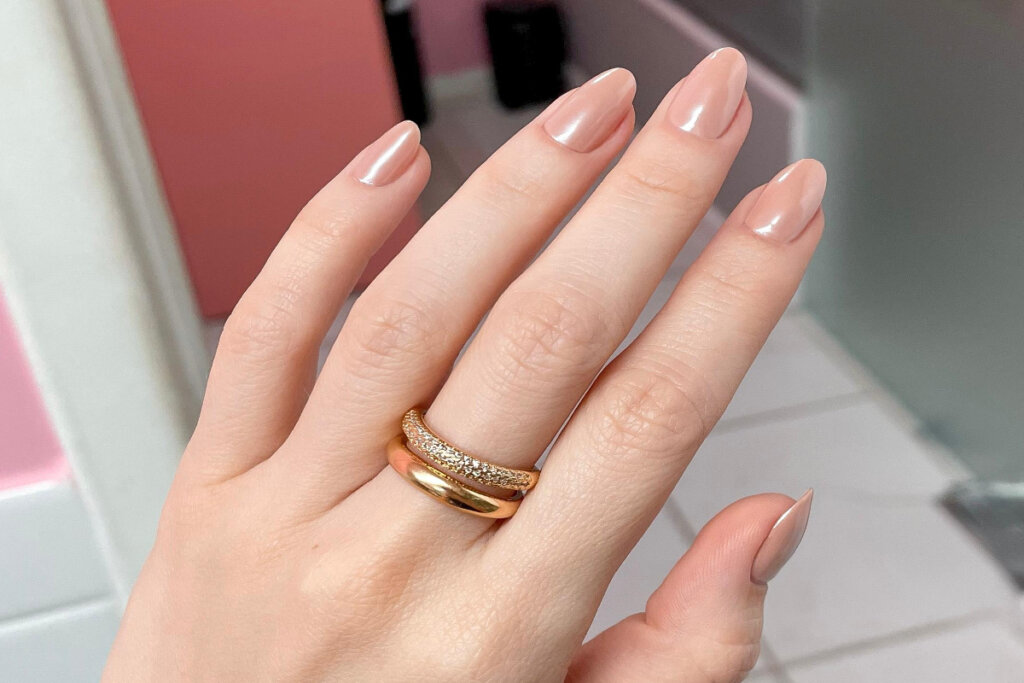 mÃ£o com unhas em tom de nude cintilante