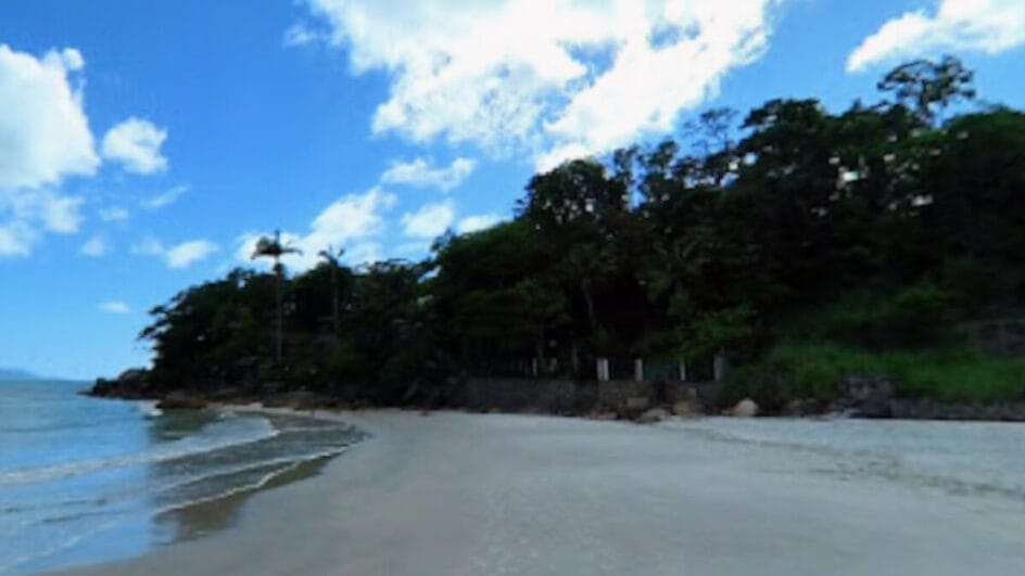 Crime aconteceu em trilha a caminho da Praia da Galega (Foto: Google Street View, Reprodução)