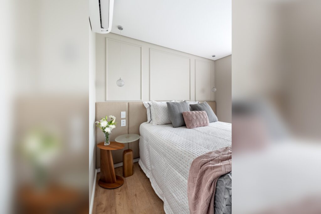 DormitÃ³rio com cama de casal com cabeceira estofada bege