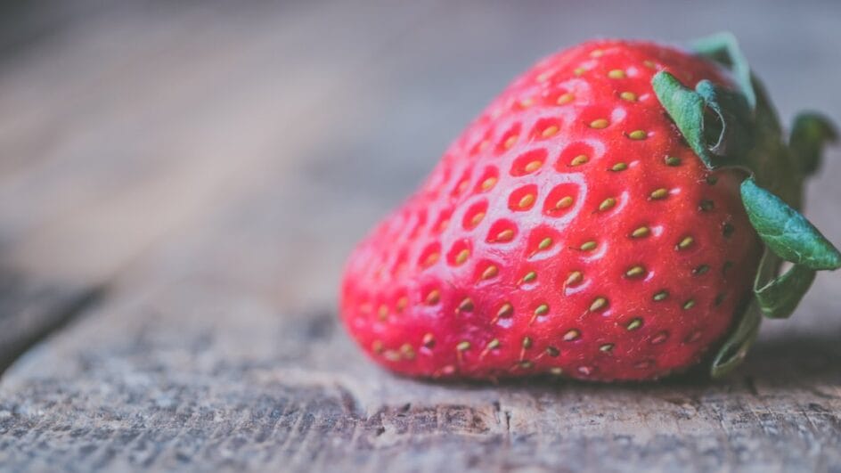 Veja por que lavar morangos é mais importante do que você imagina para sua saúde. Foto: Reprodução/Freepik