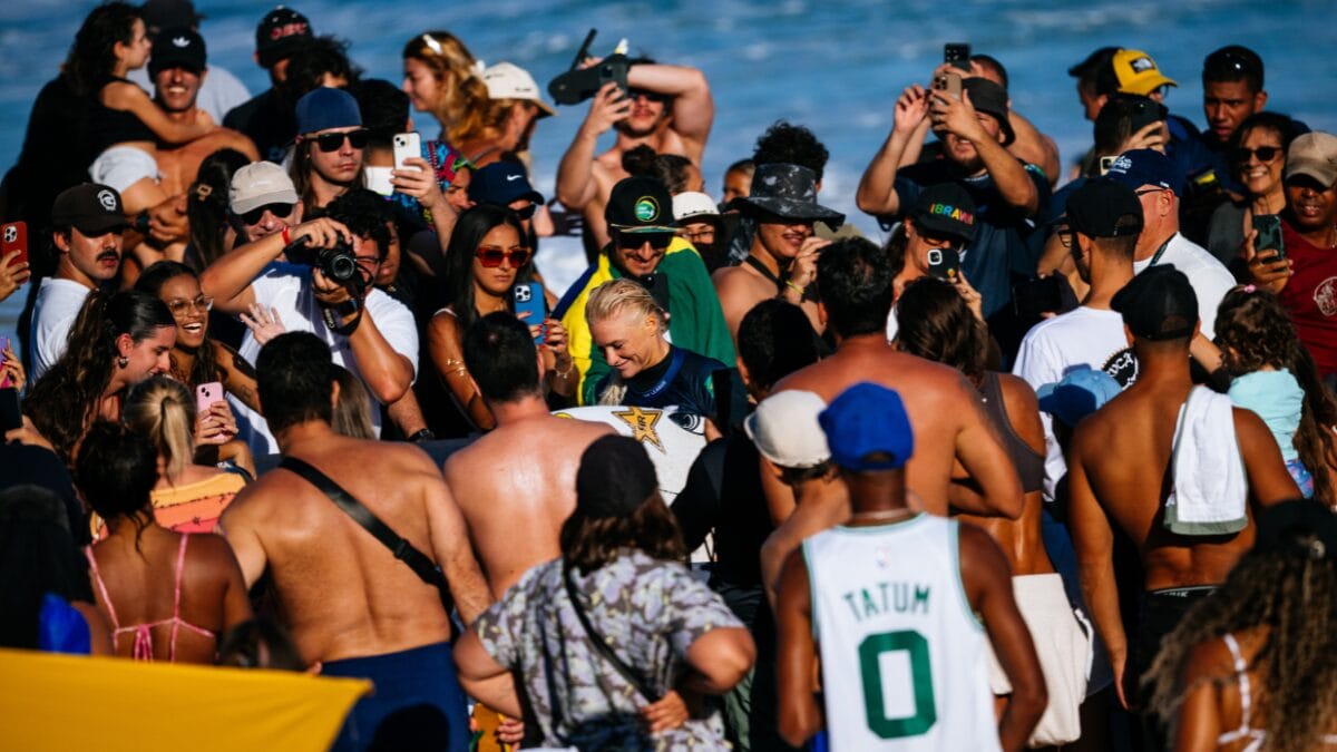 Tati rodeada de fãs