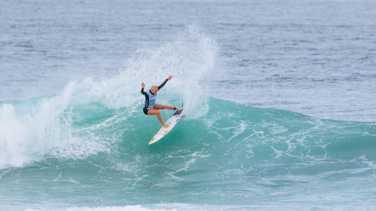 tati weston-webb surfando em saquarema