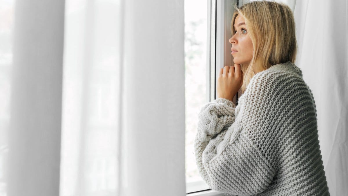 Apesar do frio, manter janela e armários fechados pode prejudicar saúde (Foto: Freepik)