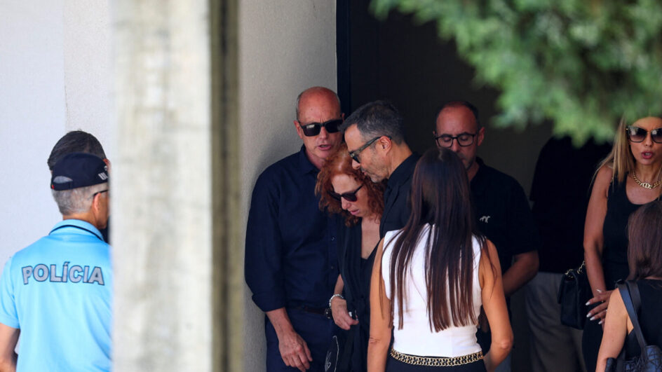 Pais de Diogo Jota e André Silva deixam o velório dos filhos em Gondomar (Foto: Pedro Nunes, Reuters)