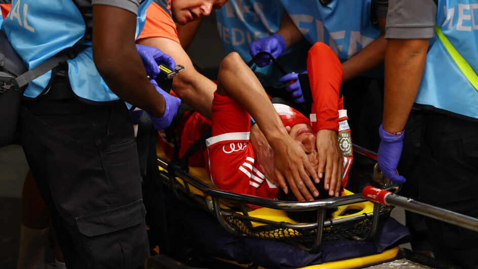 Musiala deixou o campo de maca após grave lesão no tornozelo (Foto: Kai Pfaffenbach, Reuters)