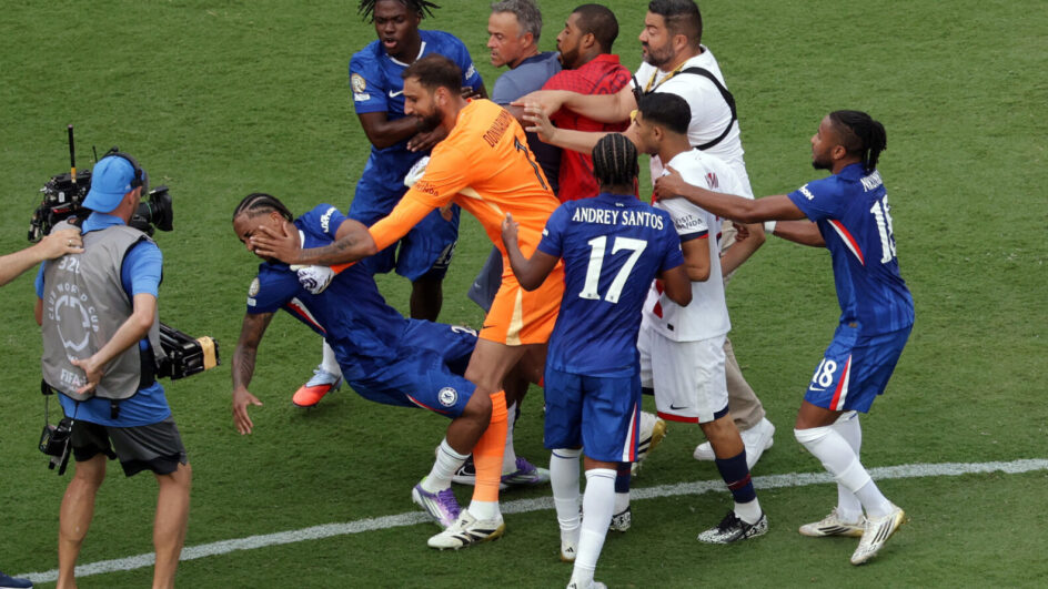 Momento em que João Pedro se envolve em confusão com o goleiro Donnarumma e o técnico Luis Enrique (Foto: REUTERS/Jeenah Moon)