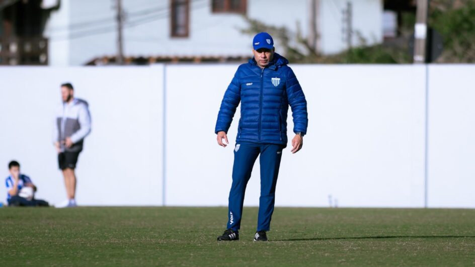 Jair Ventura precisa fazer o Avaí reagir nas rodadas finais do turno da Série B (Foto: Fabiano Rateke, AFC)