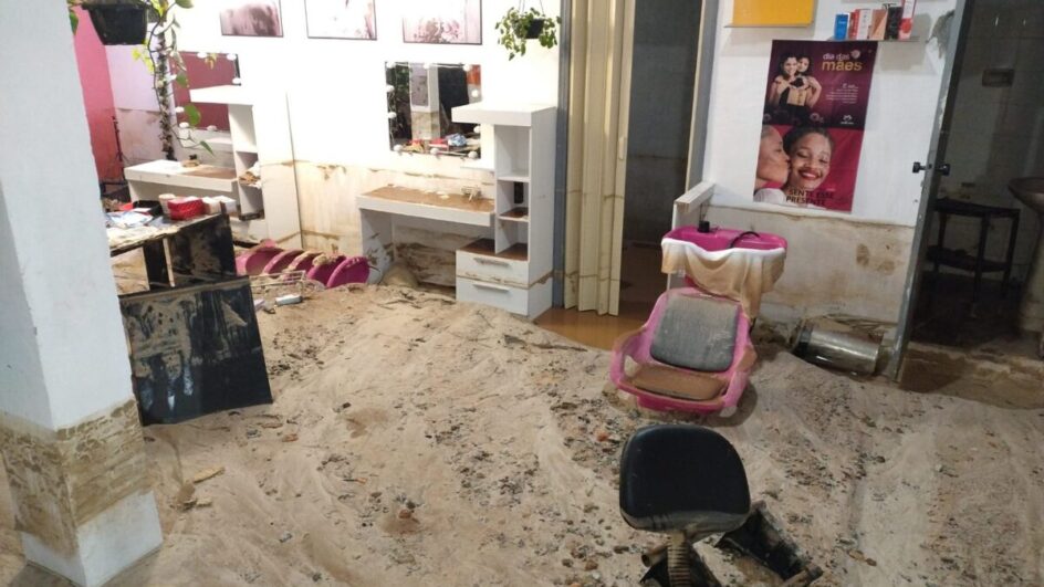 Adutora se rompe e alaga casas de famílias em comunidade de Florianópolis Inundou tudo