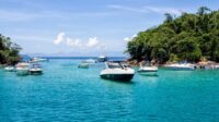 Angra dos Reis abriga 365 ilhas, com destaque para Ilha Grande e suas praias paradisíacas, como Lopes Mendes e Lagoa Azul