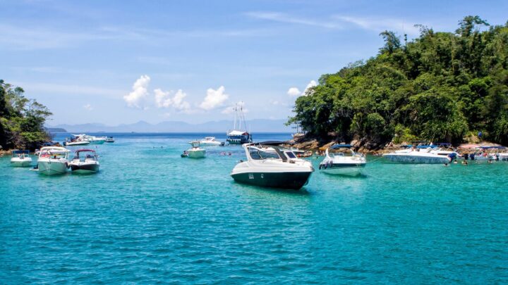 Angra dos Reis abriga 365 ilhas, com destaque para Ilha Grande e suas praias paradisíacas, como Lopes Mendes e Lagoa Azul