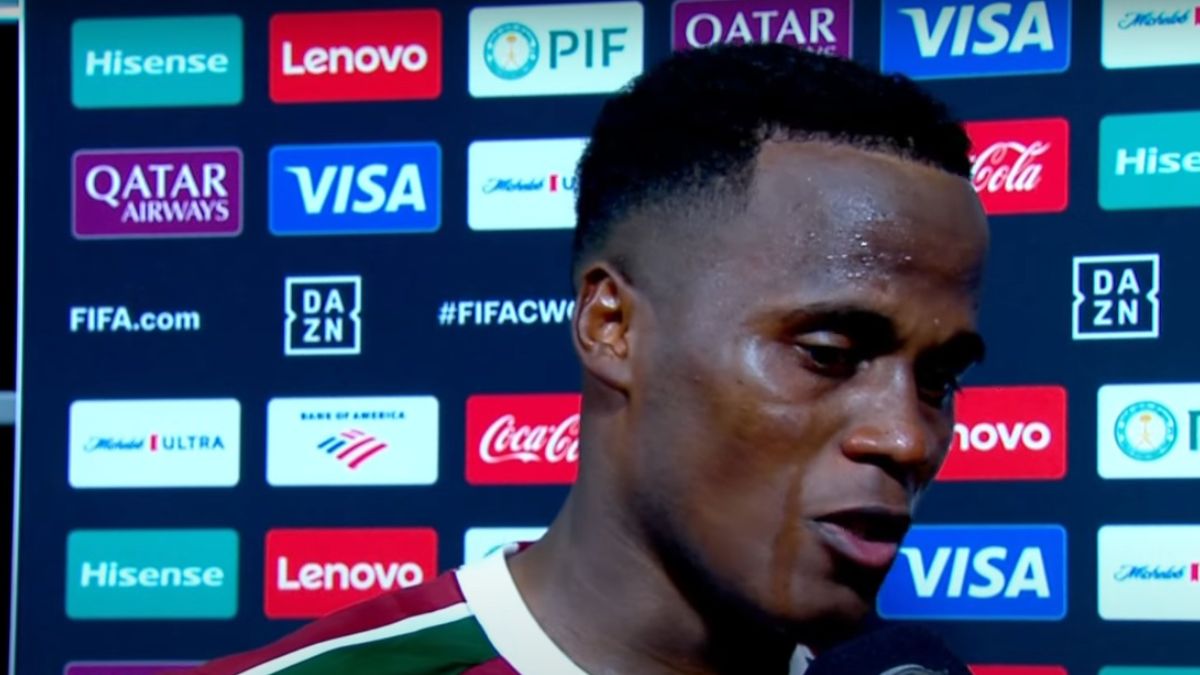 John Arias deu entrevista emocionado no final da partida (Foto: Cazé TV, Reprodução)