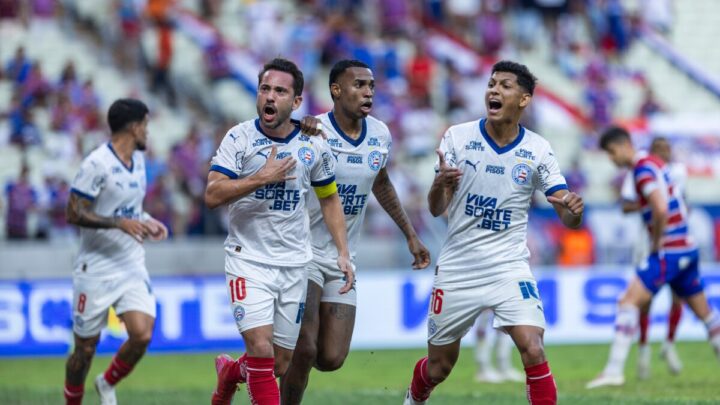 Jogadores do Bahia comemorando gol sobre o Fortaleza no Brasileirão