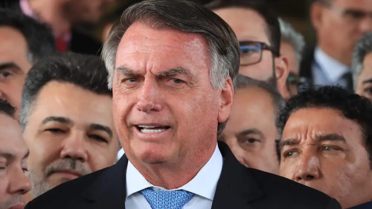 Exames feitos em Bolsonaro revelam causas da falta de ar e soluço que o levaram ao hospital