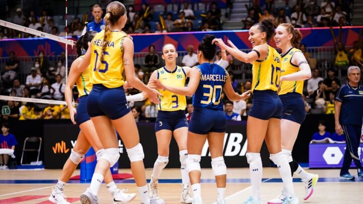 Seleção Brasileira feminina comemorando ponto na Liga das Nações de Vôlei 2025