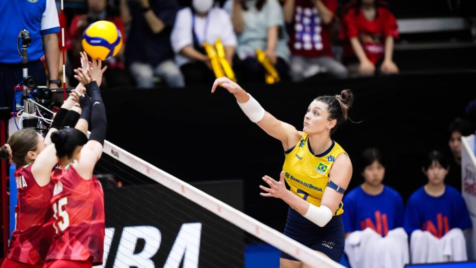 Rosamaria na vitória do Brasil contra o Japão (Foto: volleyballworld, Divulgação)
