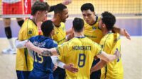 Time masculino do Brasil comemorando ponto nas quartas de final da Liga das Nações de Vôlei VNL masculino 2025
