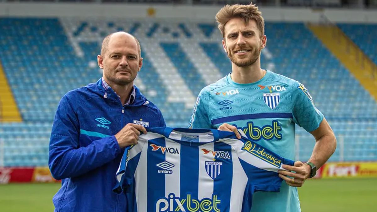 Bressan recebe camisa do Avaí na apresentação