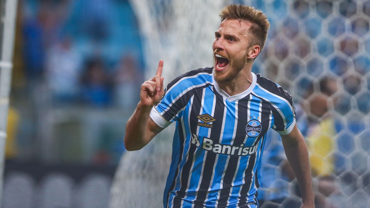 Bressan com a camisa do Grêmio celebra gol