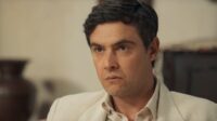 Candinho (Sérgio Guizé) é enganado por Ernesto em plano para encontrar o filho em Êta Mundo Melhor!