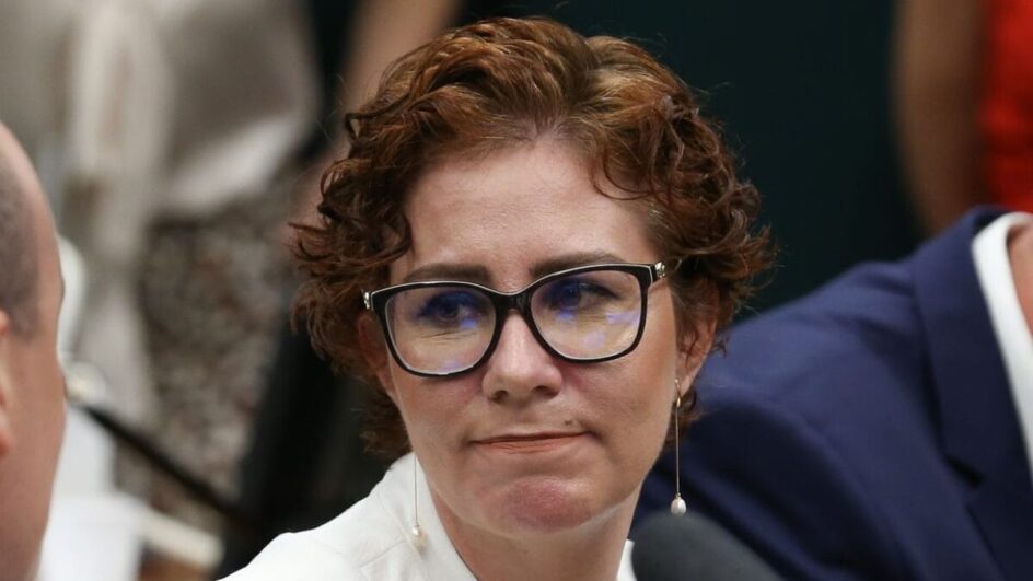 Presídio onde Carla Zambelli está detida em Roma é superlotado e já recebeu visita do Papa