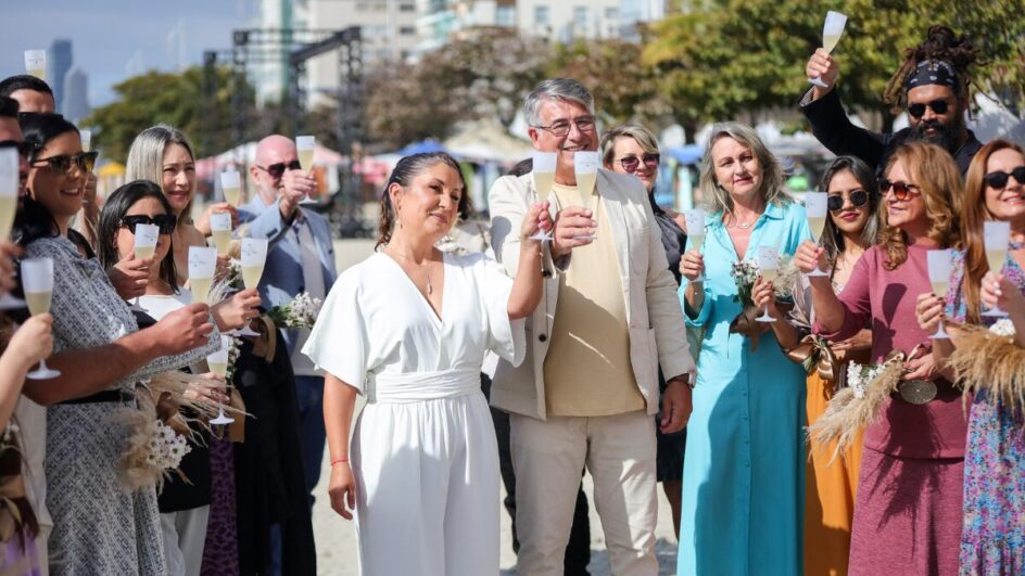 Casal celebra casamento na festa onde se conheceu nove anos antes em Balneário Camboriú