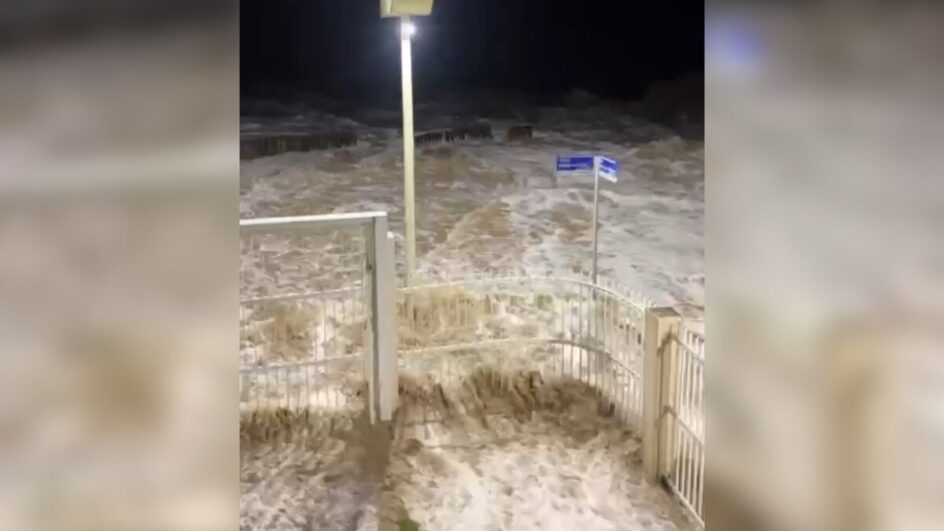 Cenas mostram força da maré e alagamentos em cidades de SC em meio a ciclone