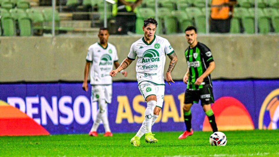 Jogador da Chapecoense em ação pela Série B