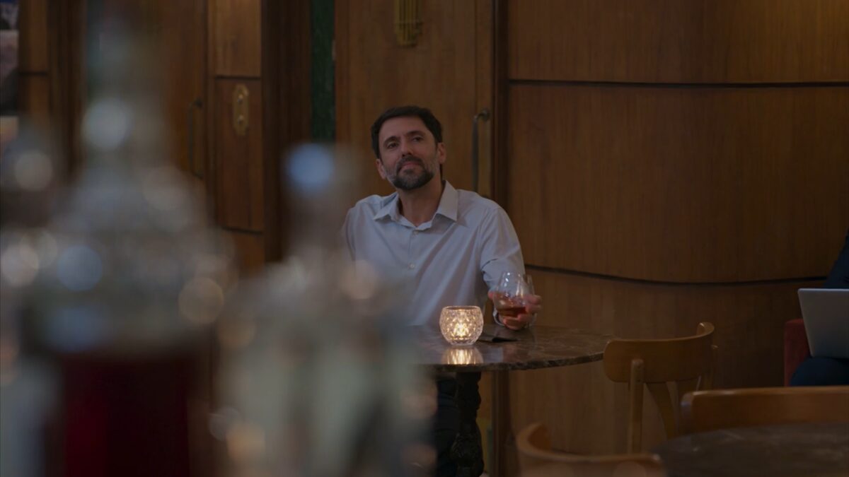 Compare a cena do surto de Heleninha com a versão original de Vale Tudo
