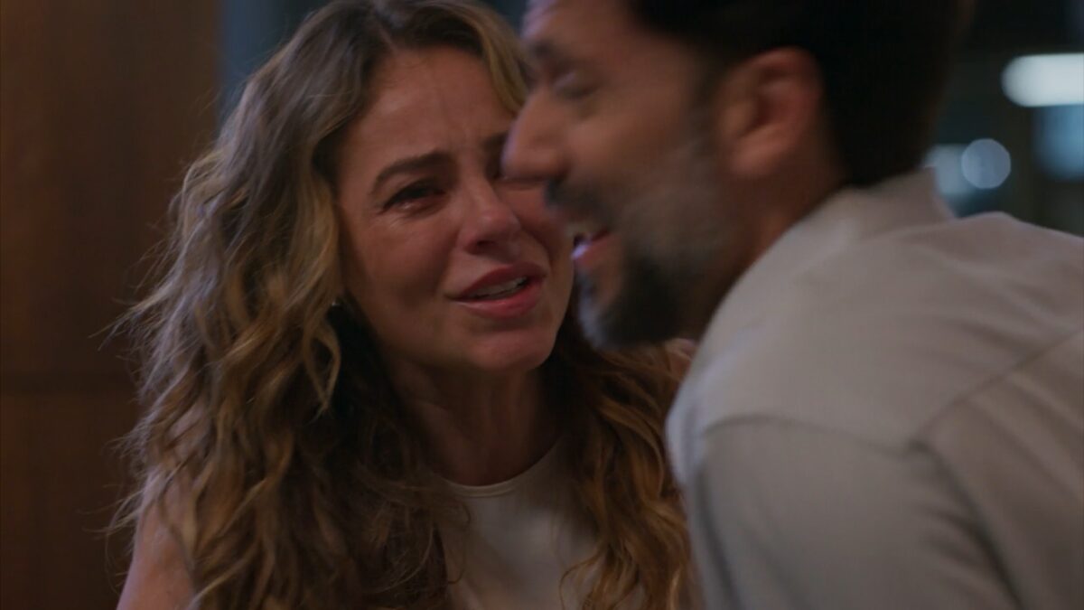 Compare a cena do surto de Heleninha com a versão original de Vale Tudo