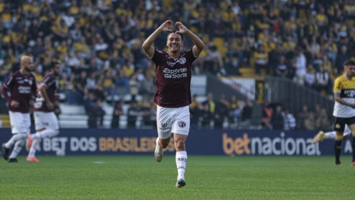 Jogador da Ferroviária comemorando gol contra o Criciúma pela Série B