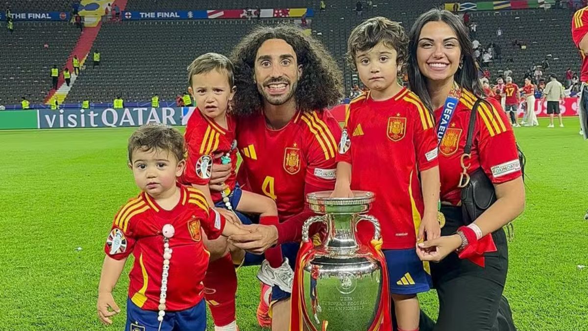 Cucurella e fam&iacute;lia, ap&oacute;s a conquista da Euro 2024 (Foto: reprodu&ccedil;&atilde;o Redes Sociais)
