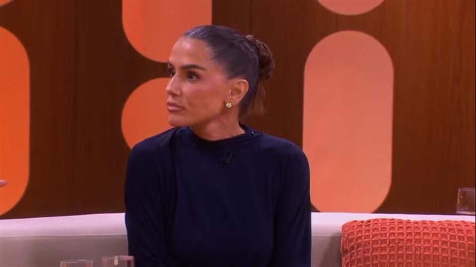 Deborah Secco participou do Saia Justa e falou sobre não-monogamia