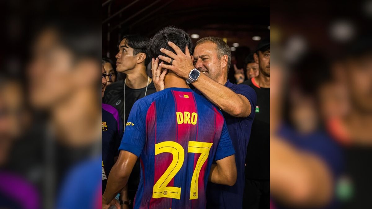 Meia Dro, de 17 anos, recebe abra&ccedil;o do t&eacute;cnico Hansi Flick (foto: divulga&ccedil;&atilde;o Barcelona)