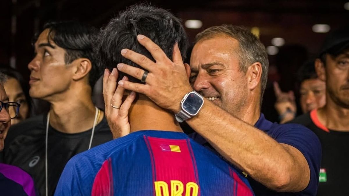 Meia Dro, de 17 anos, recebe abra&ccedil;o do t&eacute;cnico Hansi Flick (foto: divulga&ccedil;&atilde;o Barcelona)