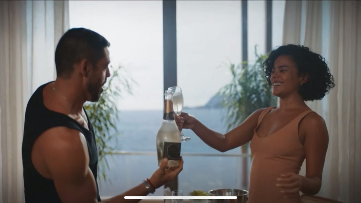 Ela comemora o golpe com César