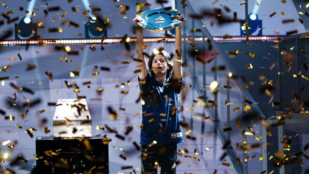 Team Liquid levantando troféu da modalidade Starcraft II em 2024