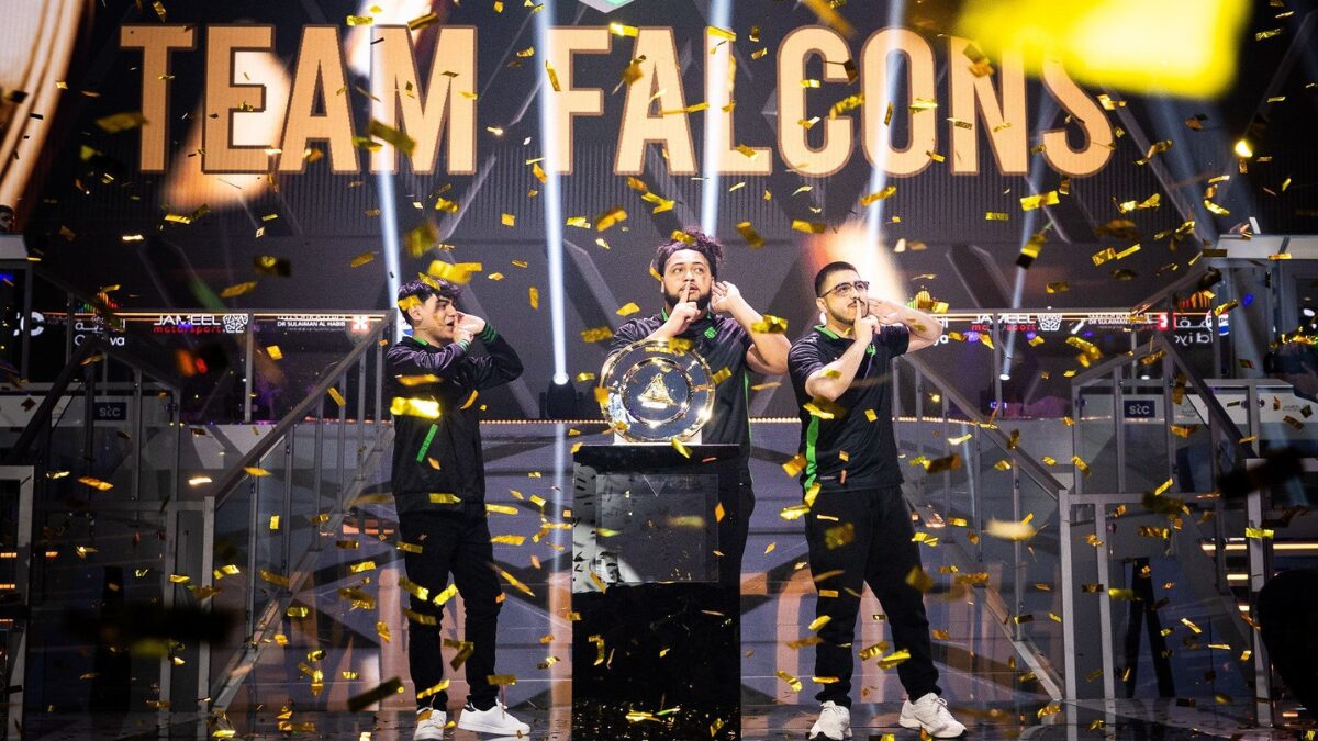 Team Falcons levantando a taça da modalidade Call of Duty Warzone em 2024