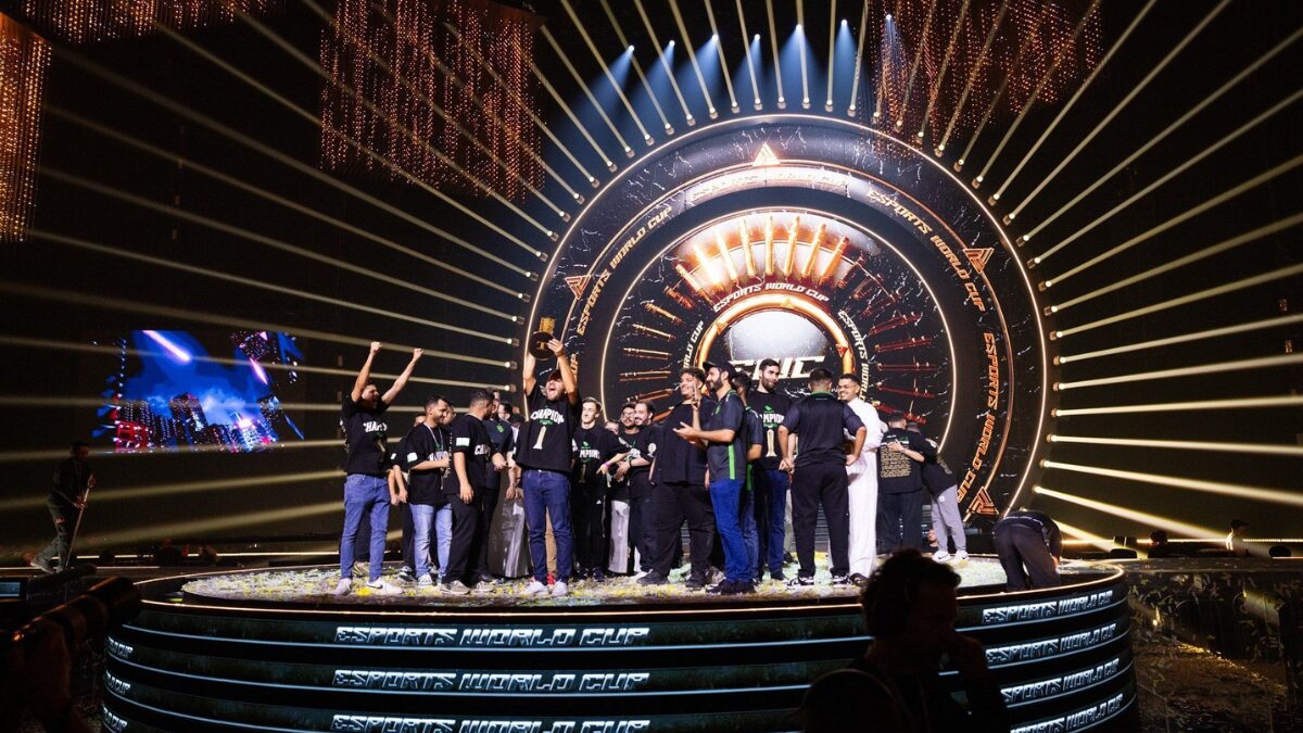 Team Falcons levantando o troféu da Esports World Cup 2024