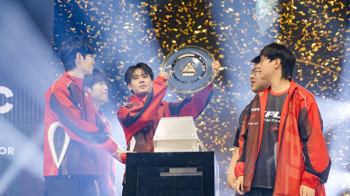Jogadores levantando a taça de Honor of Kings na EWC 2024