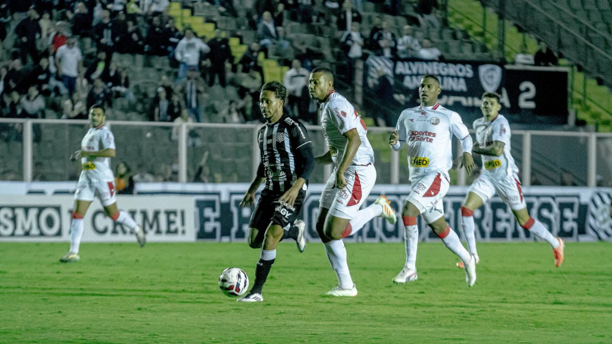 Meia Gabriel Santiago foi destaque na partida, mas perdeu chance clara aos 4 minutos do primeiro tempo (Foto: Patrick Floriani, FFC)