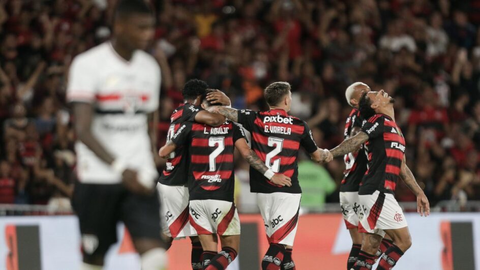 Jogadores do Flamengo celebram vitória contra o São Paulo