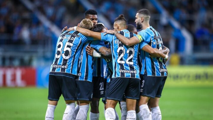Jogadores do Grêmio se abraçam em roda inicial