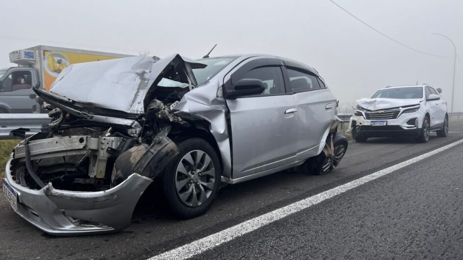 Engavetamento com ao menos 13 veículos bloqueia BR-101 e causa filas quilométricas em SC