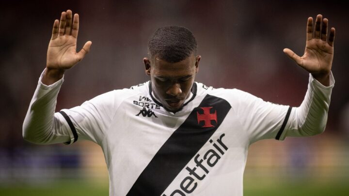 Jogador do Vasco comemorando gol