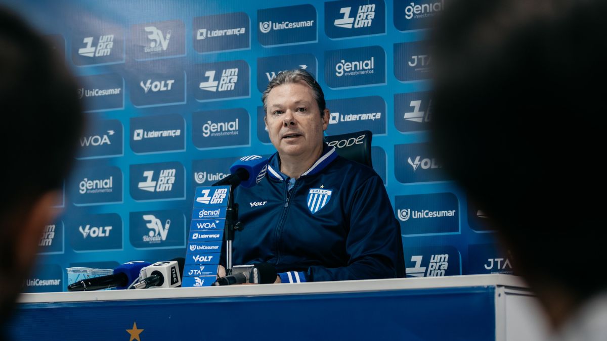Presidente do Avaí, Júlio Heerdt, concedeu coletiva nesta quarta na Ressacada para tratar dos salários atrasados no clube (Leandro Boeira, Avaí FC)