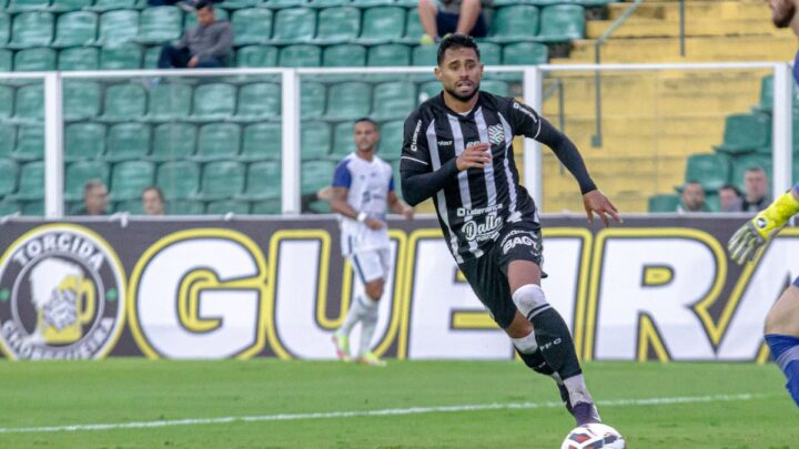 Atacante Kayke já se despediu dos companheiros de Figueirense e está de saída para o Volta Redonda (Foto: divulgação, FFC)